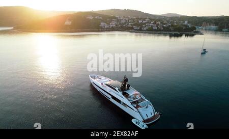 Yacht de luxe, vue aérienne. Grand yacht blanc de luxe amarré dans la baie dans la mer méditerranée. Croatie, France, Italie, Grèce, Monaco ou fort Lauderdale. Banque D'Images