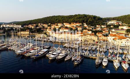 Vue aérienne de beaucoup de bateaux et de yachts amarrés dans la marina en été. Festival de yacht Croatie, France, fort Lauderdale, Italie, Monaco. Banque D'Images