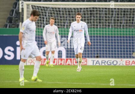 De gauche à droite Jonas HOFMANN (MG), Nico ELVEDI (MG), Florian NEUHAUS (MG) déçu après le match but à 0: 1, football coupe DFB quart de finale, Borussia Monchengladbach (MG) - Borussia Dortmund (DO), le 02.03.2021 à Borussia Monchengladbach/Allemagne. Â | utilisation dans le monde entier Banque D'Images