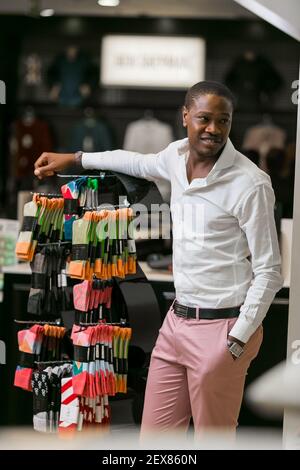 Johannesburg, Afrique du Sud - 17 février 2016: L'entrepreneur africain noir Sibusiso Ngwenya fondateur de la marque Skinny SBU SOCKS Banque D'Images