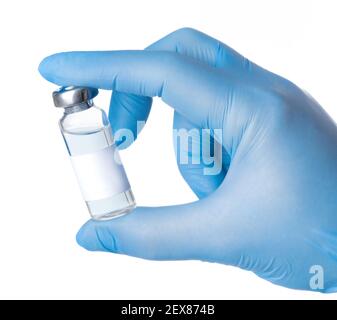 Mains avec un gant bleu tenant une bouteille de vaccin fermée en blanc arrière-plan Banque D'Images