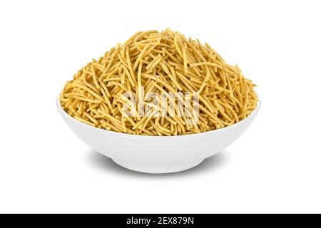 Ratlami Sev, bhujia, Fried et Spicy, en-cas de pois chiches avec punch de clou de girofle, nourriture indienne dans un bol blanc sur fond blanc. Banque D'Images