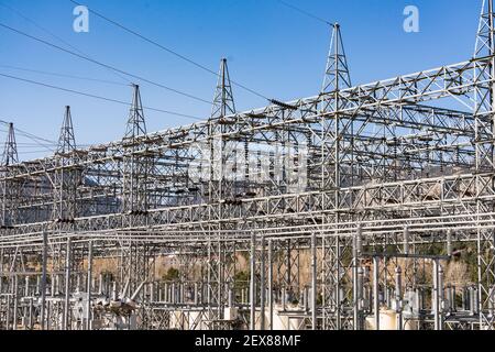 Centrale électrique avec montagnes en arrière-plan Banque D'Images