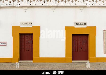 Anciennes portes d'entrée en bois sur la bague utilisée pour la corrida Séville Espagne Banque D'Images