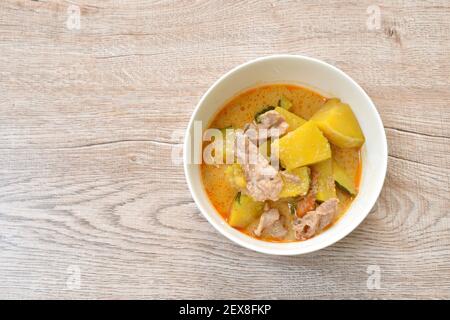 citrouille épicée bouillie avec tranche de porc au curry sur un bol Banque D'Images