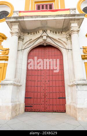 Anciennes portes d'entrée en bois sur la bague utilisée pour la corrida Séville Espagne Banque D'Images