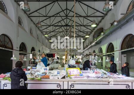 Les gens achetant du poisson d'un marché stalle poissonniers à Triana Marché Séville Espagne Banque D'Images