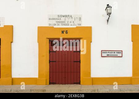 Anciennes portes d'entrée en bois sur la bague utilisée pour la corrida Séville Espagne Banque D'Images