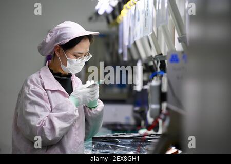 (210304) -- FUZHOU, 4 mars 2021 (Xinhua) -- Yang Qifan, étudiant à L'école technique de SCUD Senior, travaille comme stagiaire à un atelier à Fuzhou, dans la province de Fujian, au sud-est de la Chine, le 4 mars 2021. Depuis 2018, 459 jeunes de familles pauvres de la région autonome de Ningxia hui, dans le nord-ouest de la Chine, sont venus à l'école technique principale Fujian SCUD pour apprendre leurs compétences. Après l'obtention de leur diplôme, ils travailleront dans la société SCUD Electronics affiliée à SCUD Group Limited. Ces dernières années, des groupes de jeunes de Ningxia sont venus à Fujian par le biais de programmes de formation pour apprendre davantage de compétences. (Xinhua/ Banque D'Images