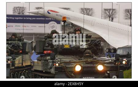 Des véhicules militaires et des soldats sont utilisés pour assurer la sécurité de la police à Heathrow Airportpic David Sandison 11/2/2003 Banque D'Images