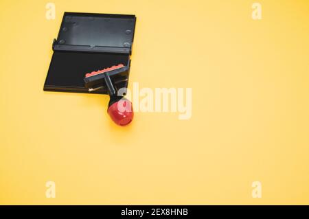 Tampon d'encre noire avec tampon en caoutchouc isolé arrière-plan jaune Banque D'Images