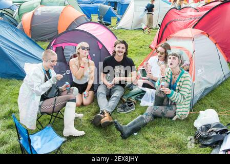 Les festivaliers se réveillent le deuxième jour de la fête estivale 2016, Robin Hill Country Park sur l'île de Wight. Photo Date : vendredi 9 septembre 2016. Le crédit photo devrait se lire: David Jensen Banque D'Images