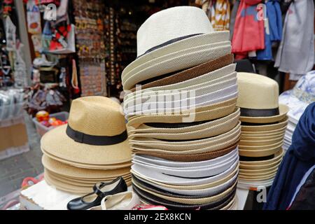 Des panamas en vente dans une échoppe de marché Banque D'Images