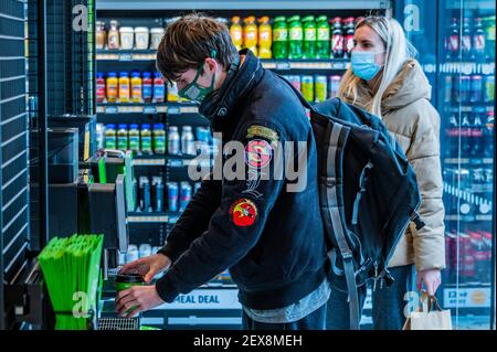 Londres, Royaume-Uni. 4 mars 2021. AmazonFresh, le premier magasin physique d'Amazon ouvre à Ealing Broadway sans caisses ni caméras de surveillance high-tech au plafond pour surveiller tous les achats facturés au moment du départ du client. De nombreuses unités de vente au détail ont fermé depuis le début de la pandémie. Et les périodes difficiles pour les grandes rues lors de l'opération de verrouillage nationale 3 pourraient s'aggraver pour les détaillants traditionnels à mesure qu'Amazon se désuccursale. Crédit : Guy Bell/Alay Live News Banque D'Images