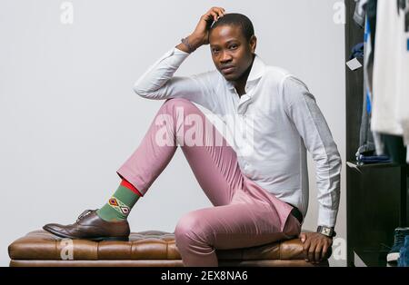 Johannesburg, Afrique du Sud - 17 février 2016: L'entrepreneur africain noir Sibusiso Ngwenya fondateur de la marque Skinny SBU SOCKS Banque D'Images