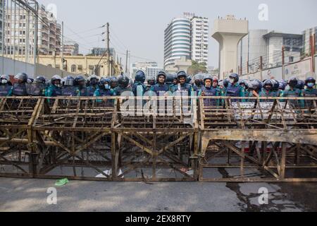 Bangladesh. 03ème mars 2021. Les manifestants ont défilé au bureau du Premier ministre pour demander l'abolition de la loi sur la sécurité numérique. Ils exigent également de retirer la loi avant le prochain jour de l'indépendance et la justice pour l'écrivain Mushtaq Ahmed à Dhaka . (Photo de MD IBRAHIM/Pacific Press) crédit: Pacific Press Media production Corp./Alay Live News Banque D'Images