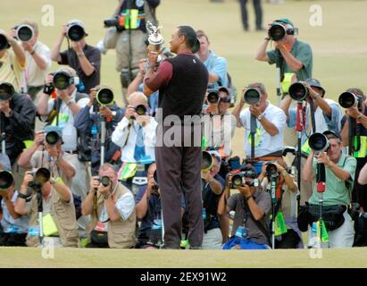 LE GOLF OUVERT À ST ANDREWS 4E JOUR TIGER WOODS ET TROPHÉE 17/7/2005 PHOTO DAVID ASHDOWNOPEN GOLF Banque D'Images