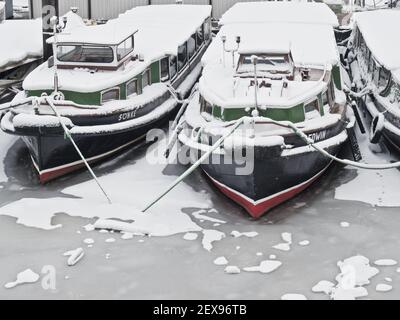 Harbour Barges dans la glace dérivant, Allemagne Banque D'Images