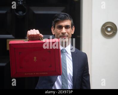 Le chancelier de l'Échiquier, Rishi Sunak, tient la fameuse valise rouge de Gladstone, avant de se rendre au Parlement pour lui remettre son budget. Banque D'Images