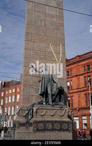 DUBLIN, IRLANDE - 05 mars 2020 : le Parnell Monument au carrefour de O'Connell Street et de Parnell Street à Dublin. Vue verticale. Banque D'Images