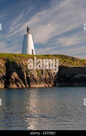 Goleudy Tŵr Bach - petite tour sur l'île de Llanddwyn, Anglesey, au nord du pays de Galles Banque D'Images