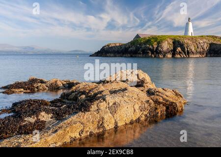 Goleudy Tŵr Bach - petite tour sur l'île de Llanddwyn, Anglesey, au nord du pays de Galles Banque D'Images