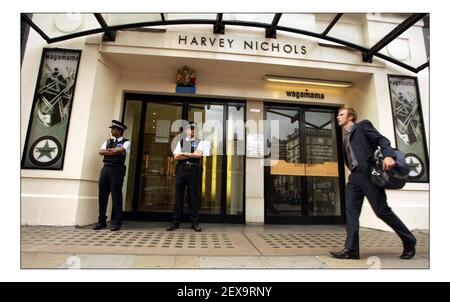 Harvey Nichols le lendemain d'une femme travaillant à la le magasin a été tourné et l'homme qui a fait la prise de vue Puis il s'est tué.pic David Sandison 14/9/2005 Banque D'Images