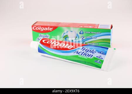 Colgate protège la cavité, les dents blanches et le dentifrice à souffle frais de Colgate avec espace de copie Banque D'Images