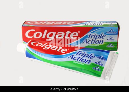 Colgate Triple action dentifrice original à la menthe, isolé avec espace de copie Banque D'Images