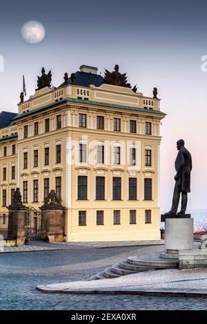 vue nocturne au clair de lune sur la place non peuplée du château de Prague, République tchèque, pendant le pandème Covid-19 Banque D'Images