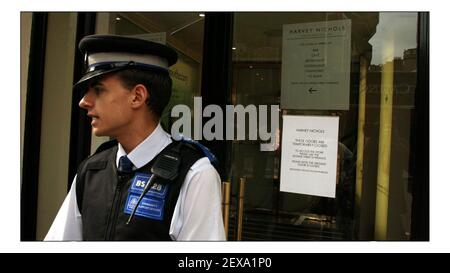 Harvey Nichols le lendemain d'une femme travaillant à la le magasin a été tourné et l'homme qui a fait la prise de vue Puis il s'est tué.pic David Sandison 14/9/2005 Banque D'Images