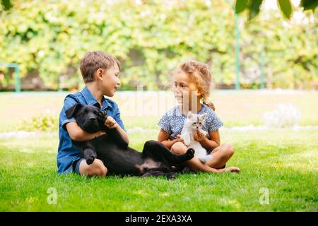 Joyeux frère et sœur bavardant dans le parc Banque D'Images