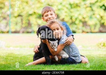 Joyeux frère et sœur bavardant dans le parc Banque D'Images