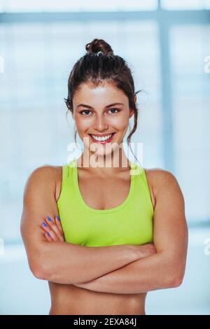 Jeune femme de forme physique souriante portrait Banque D'Images