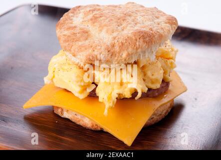 un sandwich au fromage composé d'œufs, de saucisses et de biscuits faits maison au babeurre Banque D'Images