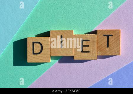 Régime, mot en lettres de l'alphabet en bois isolées sur fond coloré Banque D'Images