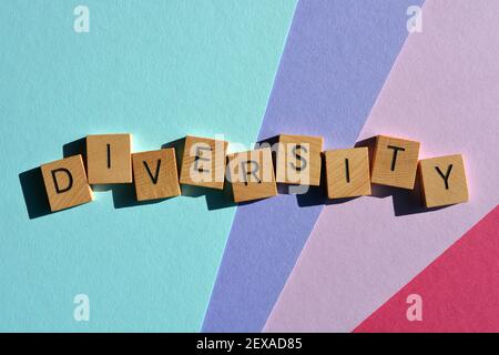 Diversité, mot en lettres de l'alphabet en bois isolées sur fond multicolore Banque D'Images