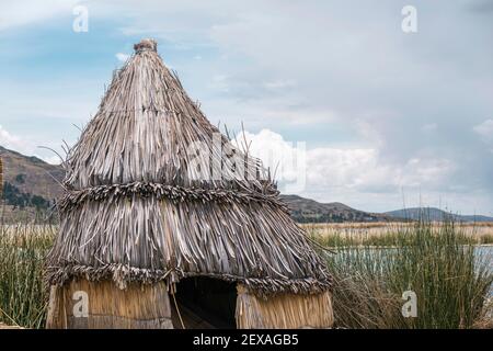 Pavillon en roseaux en forme de cône sur les îles flottantes d'Uros lac Titicaca au Pérou Banque D'Images