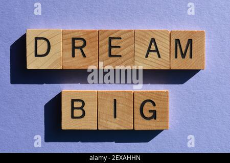 Dream Big, mots en lettres de l'alphabet en bois isolées sur fond violet Banque D'Images