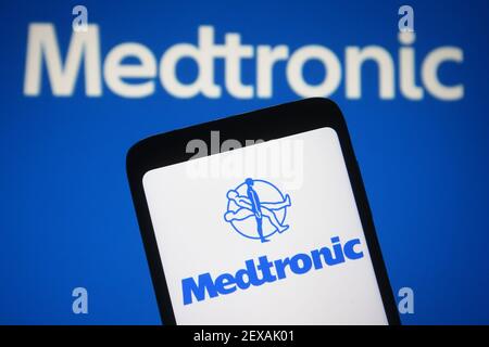 4 mars 2021, Ukraine : dans cette illustration, un logo Medtronic est visible sur un smartphone et un écran de pc. (Image de crédit : © Pavlo Gonchar/SOPA Images via ZUMA Wire) Banque D'Images