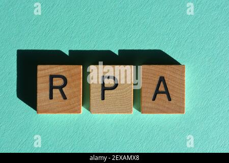 RPA, acronyme de Robotic Process Automation, en lettres de l'alphabet en bois isolées en arrière-plan comme titre de bannière Banque D'Images