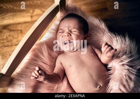 Nouveau-né enveloppé dans une couverture tricotée chaude, beau portrait de gros plan d'un bébé pleure pendant le sommeil Banque D'Images