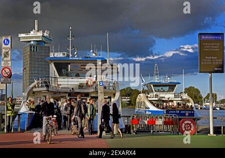 Ferry ( IJveer ) Amsterdam IJ Port Port Central Station transport en commun transport voyager Amsterdam, pays-Bas, néerlandais, Banque D'Images