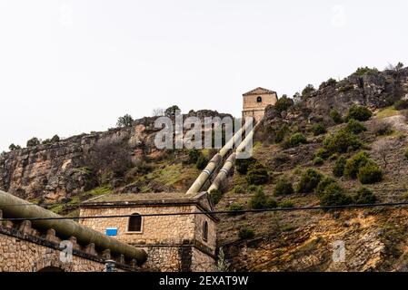 Conduite d'eau dans la montagne avec station de pompage et siphon Banque D'Images