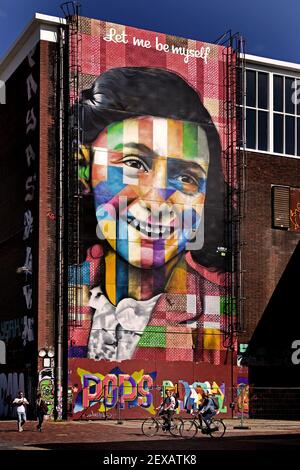 Fresque d'Anne Frank d'Eduardo Kobra au Street Art Museum à la NDSM à Amsterdam Noord, pays-Bas. Banque D'Images