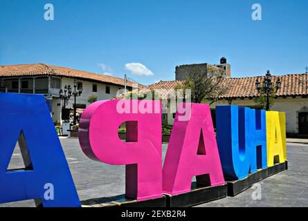 Bâtiments coloniaux avec une lettre de ville colorée au premier plan sur la Plaza de Armas, Chignahuapan, Puebla Mexico. Banque D'Images