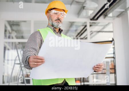 Ingénieur qualifié dans le projet de construction de vérification de casque Banque D'Images