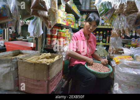 Date: 2020 février 14th, après-midi lieu: Marché russe, Phnom Penh, Cambodge Quoi: Vendeur de nourriture khmer vendant leurs produits sur le marché Banque D'Images