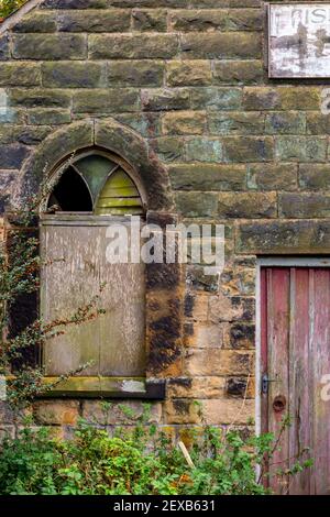 Bâtiment en pierre abandonné utilisé pour le stockage à Alton Derbyshire Angleterre Royaume-Uni Banque D'Images