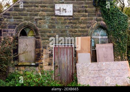 Bâtiment en pierre abandonné utilisé pour le stockage à Alton Derbyshire Angleterre Royaume-Uni Banque D'Images